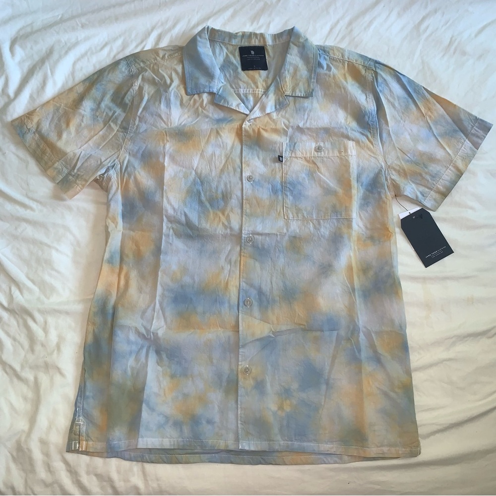 NWT Junk Food Clothing Short-Sleeved Button Down - Tie Dye Chambray - Size Large